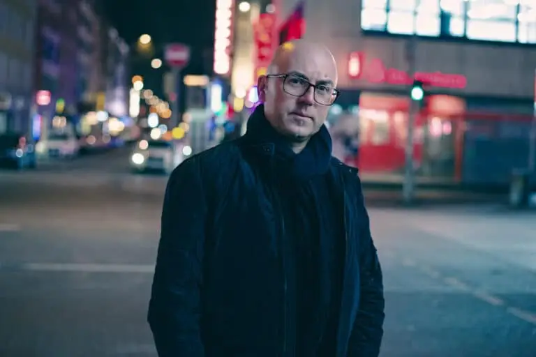 Mirko Kasimir, Stimme Pflegen, 10 Tipps zur Stimmpflege, Mann mit schwarzem Schal auf der Straße