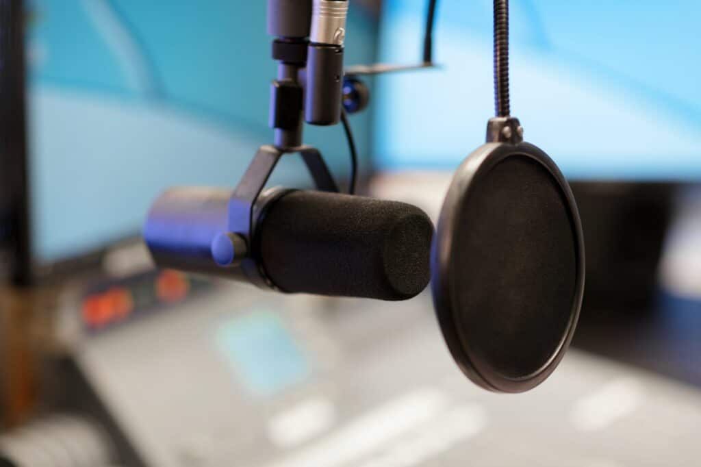 Besonderheiten eines Sprecher Jobs, Stimme, Mikrofon in modernen Tonstudio